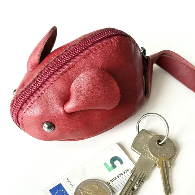 Rote Groschenmaus und Geldbörse für Münzen und Schlüssel