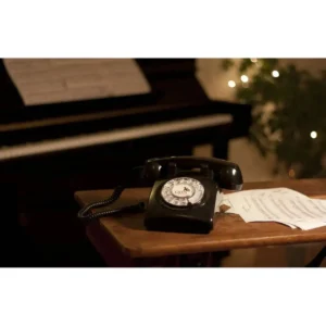 Schwarzes Retro-Wählscheibentelefon auf Tisch