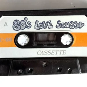 Retro-Blechdose als Kassette mit 80s Love Songs Beschriftung