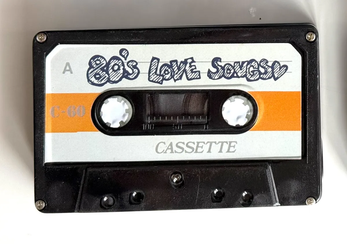 Retro-Blechdose als Kassette mit 80s Love Songs Beschriftung
