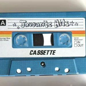 Retro-Blechdose als Kassette mit Favourit Hits Beschriftung