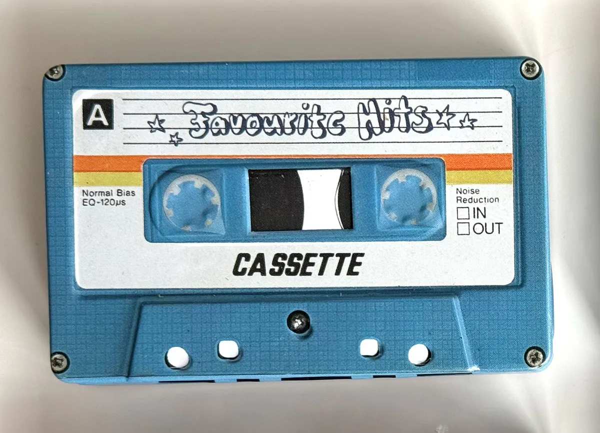 Retro-Blechdose als Kassette mit Favourit Hits Beschriftung