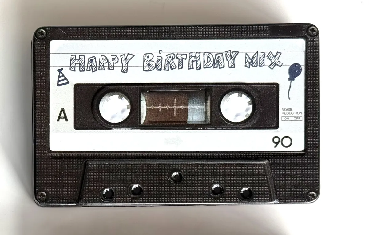 Retro-Blechdose als Kassette mit Happy Birthday Beschriftung