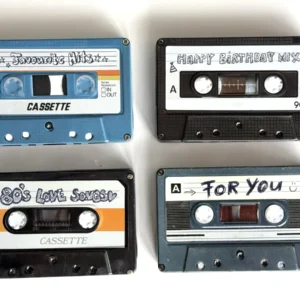 Vier Blechdosen in Form eoner Musikkassette Mixtape