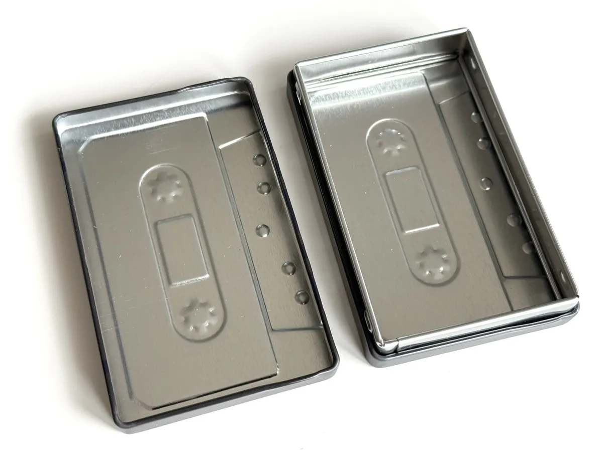 Blechdose in Form eoner Musikkassette Mixtape von innen