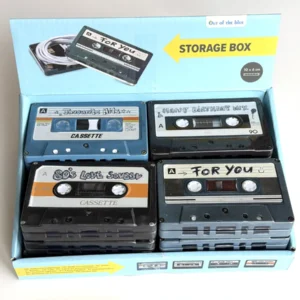 Spender mit Blechdosen in Form eoner Musikkassette Mixtape