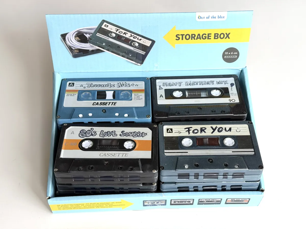 Spender mit Blechdosen in Form eoner Musikkassette Mixtape