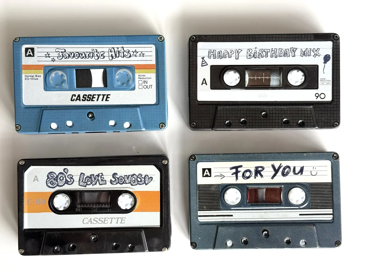 Vier Blechdosen in Form eoner Musikkassette Mixtape